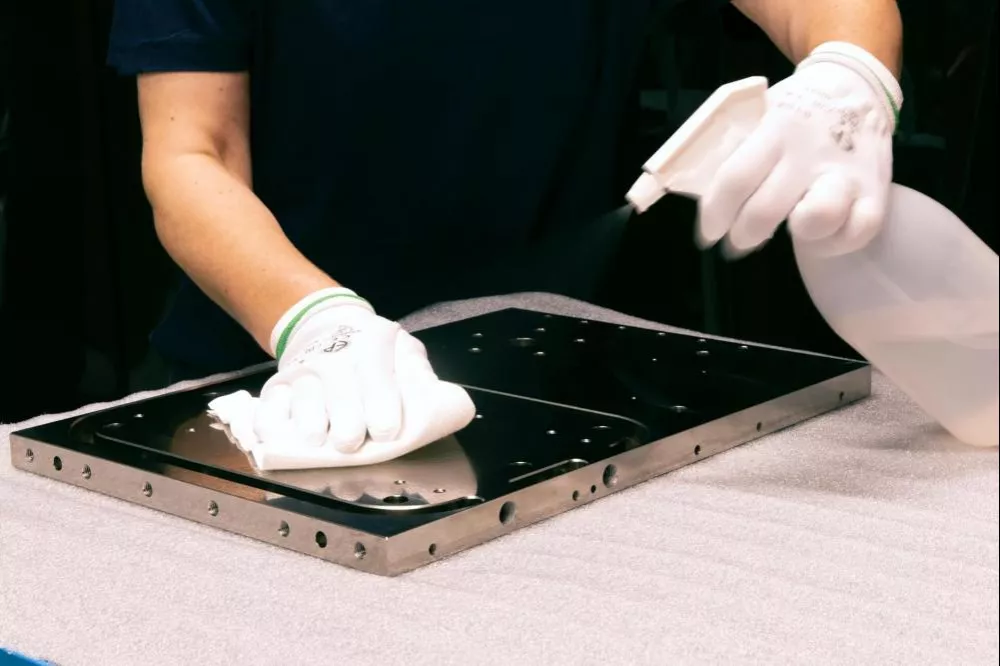 Composants en aluminium de décolletage traités à l'attache