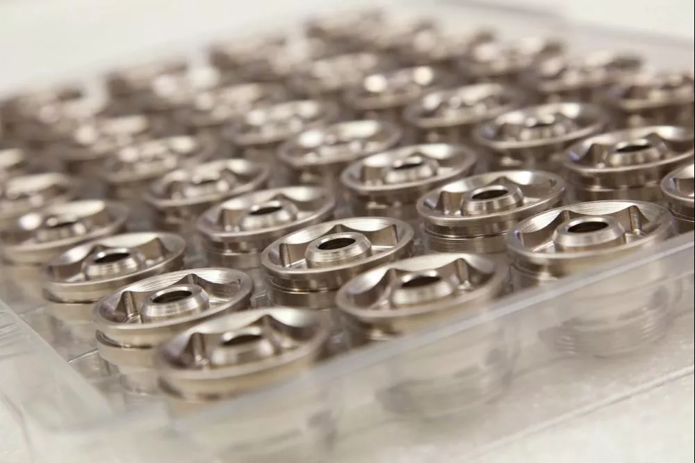 pièces traitées à l'attache