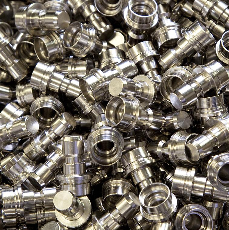 traitement de pièces à l'attache ou au tonneau